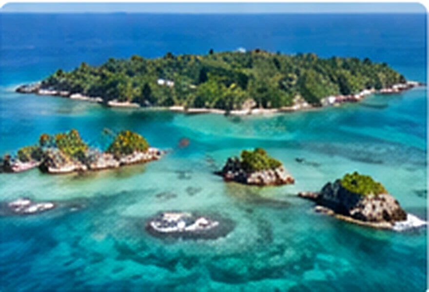 Îlots tropicaux et lagon bleu près de Sainte-Marie